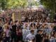 Studenten, Lehrer und Beamte nahmen am 21. Oktober 2026 in Athen an einer Kundgebung teil, um gegen die hohen Lebenshaltungskosten zu protestieren. Sie erklärten, sie stünden vor denselben Problemen wie die Franzosen. (Foto: Aris Messinis / AFP)
