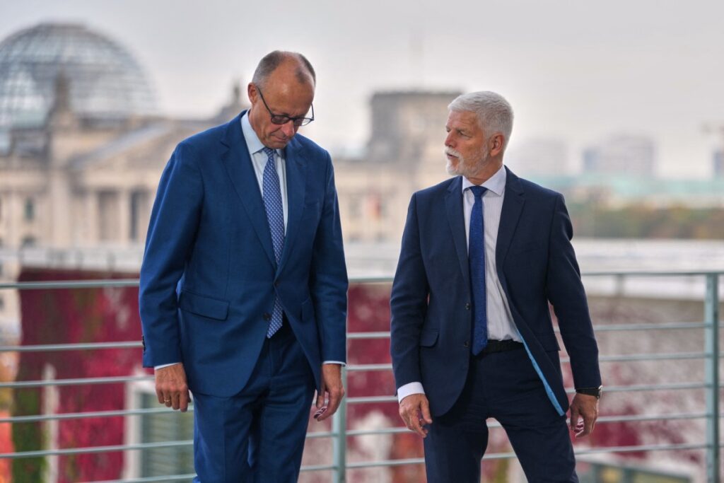 Bundeskanzler Friedrich Merz (links) und der tschechische Präsident Petr Pavel spazieren am 21. Oktober 2026 auf der Terrasse des Bundeskanzleramts in Berlin. (Foto: Markus Schreiber / POOL / AFP)
