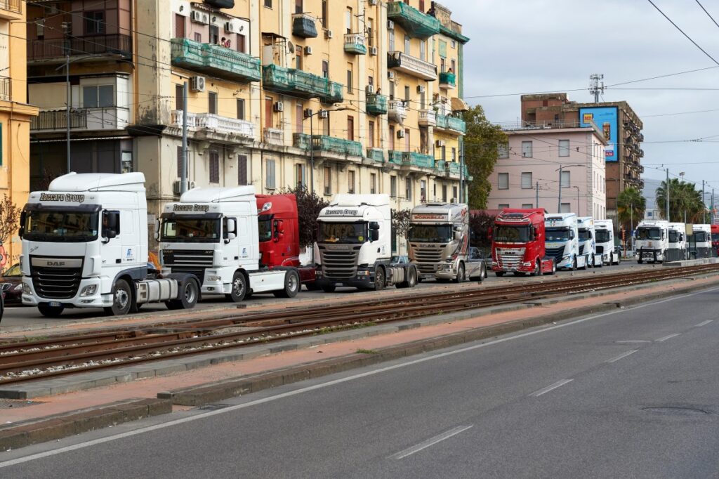 Am 22. Oktober 2026 blockierten Lkw-Fahrer im Rahmen eines Protests gegen die gestiegenen Treibstoffkosten die Straßen und Straßenbahnschienen in der Nähe des Hafens von Neapel. Der Protest der Lkw-Fahrer, die gegen die steigenden Treibstoffpreise demonstrieren, begann am 16. Oktober in Süditalien und legte das Land lahm. Die Treibstoffversorgung der Tankstellen und die Lebensmittelversorgung der Supermärkte waren beeinträchtigt. (Foto: ELIANO IMPERATO und Eliano Imperato / AFP)