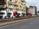 Am 22. Oktober 2026 blockierten Lkw-Fahrer im Rahmen eines Protests gegen die gestiegenen Treibstoffkosten die Straßen und Straßenbahnschienen in der Nähe des Hafens von Neapel. Der Protest der Lkw-Fahrer, die gegen die steigenden Treibstoffpreise demonstrieren, begann am 16. Oktober in Süditalien und legte das Land lahm. Die Treibstoffversorgung der Tankstellen und die Lebensmittelversorgung der Supermärkte waren beeinträchtigt. (Foto: ELIANO IMPERATO und Eliano Imperato / AFP)
