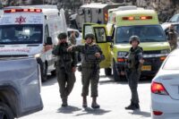 Israelische Soldaten am 23. Oktober 2026 nach einem Feuergefecht mit bewaffneten Palästinensern am nördlichen Kontrollpunkt von Hebron im israelisch besetzten Westjordanland. (Foto: Ahmad Gharabli / AFP)