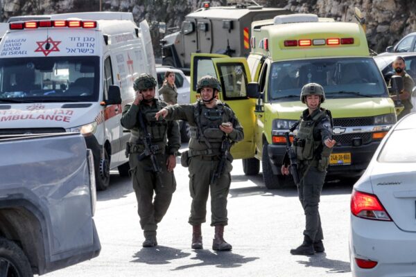 Israelische Soldaten am 23. Oktober 2026 nach einem Feuergefecht mit bewaffneten Palästinensern am nördlichen Kontrollpunkt von Hebron im israelisch besetzten Westjordanland. (Foto: Ahmad Gharabli / AFP)