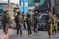 Israelische Soldaten versammeln sich am Ort eines vorangegangenen Feuergefechts zwischen bewaffneten Palästinensern und israelischen Streitkräften nach einem Vorfall am nördlichen Kontrollpunkt von Hebron im israelisch besetzten Westjordanland am 23. Oktober 2026. (Foto: Ahmad Gharabli / AFP)