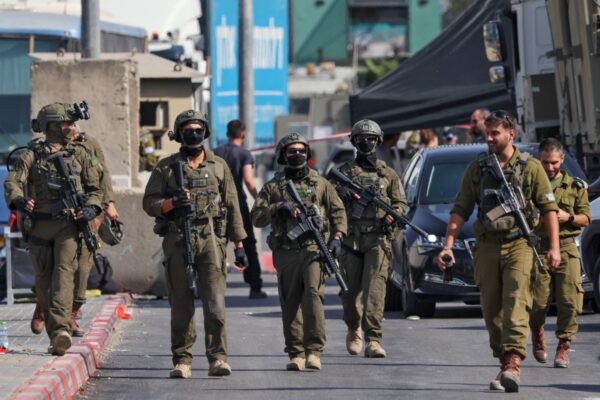 Israelische Soldaten versammeln sich am Ort eines vorangegangenen Feuergefechts zwischen bewaffneten Palästinensern und israelischen Streitkräften nach einem Vorfall am nördlichen Kontrollpunkt von Hebron im israelisch besetzten Westjordanland am 23. Oktober 2026. (Foto: Ahmad Gharabli / AFP)