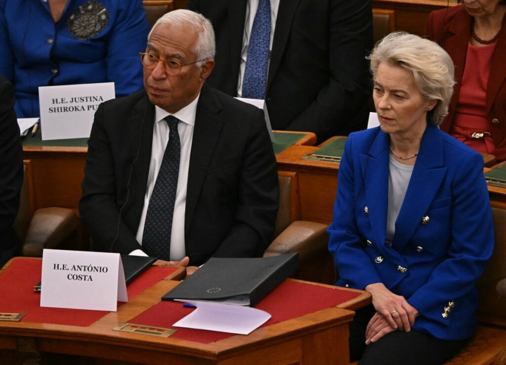 EU-Kommissionspräsidentin Ursula von der Leyen (rechts) und EU-Ratspräsident António Costa am 23. Oktober 2026 im ungarischen Parlament in Budapest (Foto: Attila KISBENEDEK / AFP)