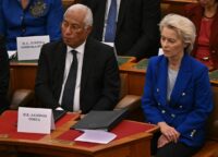 EU-Kommissionspräsidentin Ursula von der Leyen (rechts) und EU-Ratspräsident António Costa am 23. Oktober 2026 im ungarischen Parlament in Budapest (Foto: Attila KISBENEDEK / AFP)