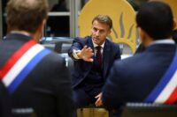 Nach einer Schießerei in Trappes bei Paris am 23. Oktober 2026 traf sich der französische Präsident Emmanuel Macron mit gewählten Vertretern im Rathaus. Die Nationale Anti-Terror-Staatsanwaltschaft (Pnat) gab bekannt, dass sie die Ermittlungen gegen einen Mann aufnimmt, der am Morgen des 23. Oktober in Trappes (Yvelines) aus seinem Auto heraus mehrere Schüsse abgab und dabei einen Menschen tötete und mindestens vier weitere verletzte. (Foto: Hannah McKay / POOL / AFP)
