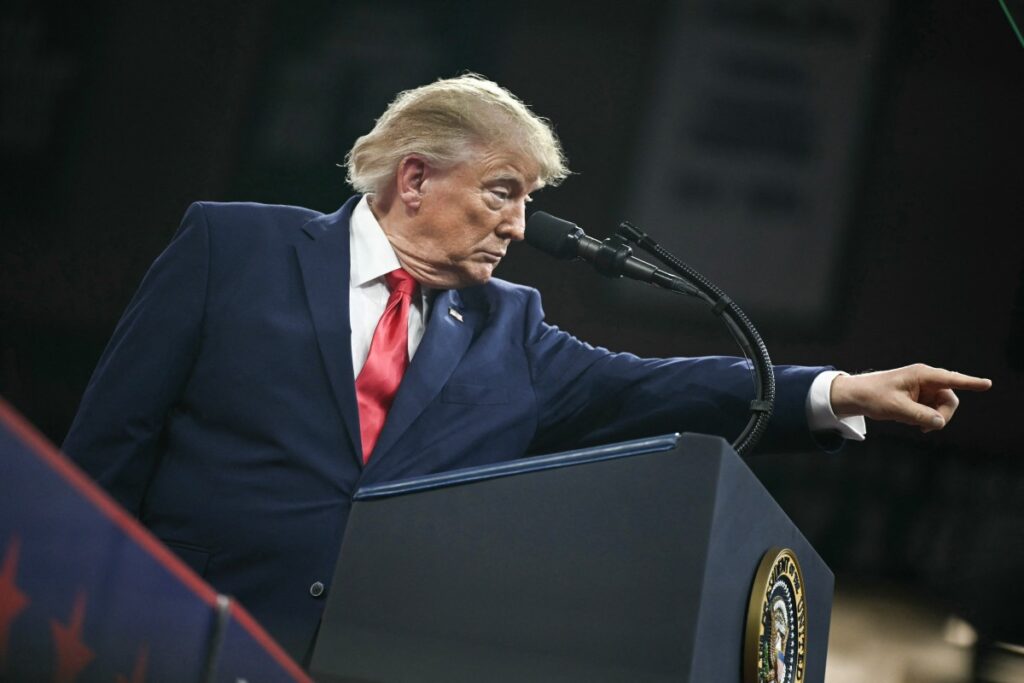 US-Präsident Donald Trump spricht während einer Wahlkampfveranstaltung in der Alico Arena der Florida Gulf Coast University in Fort Myers, Florida, am 23. Oktober 2026. (Foto: Brendan Smialowski / AFP)