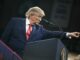 US-Präsident Donald Trump spricht während einer Wahlkampfveranstaltung in der Alico Arena der Florida Gulf Coast University in Fort Myers, Florida, am 23. Oktober 2026. (Foto: Brendan Smialowski / AFP)