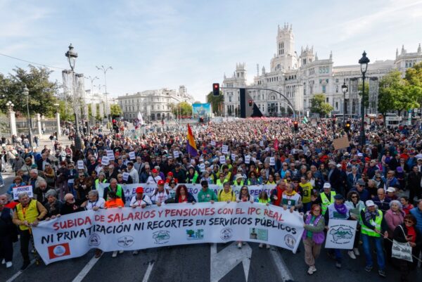 Demonstranten hielten am 24. Oktober 2026 in der Madrider Innenstadt Transparente und Fahnen, um höhere Renten und Löhne zu fordern. (Foto: Oscar DEL POZO / AFP)