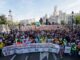 Demonstranten hielten am 24. Oktober 2026 in der Madrider Innenstadt Transparente und Fahnen, um höhere Renten und Löhne zu fordern. (Foto: Oscar DEL POZO / AFP)