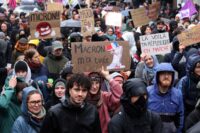 Protestierende marschieren am 24. Oktober 2026 in Lille mit Plakaten bei einer Demonstration. (Foto: Francois LO PRESTI / AFP)