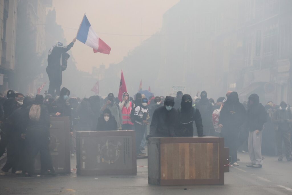 Protestierende errichten am 24. Oktober 2026 in Lille (Nordfrankreich) eine Barrikade. (Foto: Francois LO PRESTI / AFP)