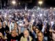 Demonstration auf dem Hostage Square in Tel Aviv am 24. Oktober 2026: Demonstranten halten ihre Handys mit eingeschalteten Taschenlampen hoch und forderten die Einsetzung einer staatlichen Untersuchungskommission zu den Hamas-Anschlägen vom Oktober 2023. (Foto: Jack GUEZ / AFP)