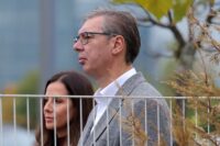 Der ehemalige serbische Präsident Aleksandar Vučić (rechts), Kandidat der Serbischen Fortschrittspartei (SNS) für das Amt des Ministerpräsidenten, und seine Frau Tamara Vučić warten am 25. Oktober 2026 vor einem Wahllokal in Belgrad auf die vorgezogenen Parlamentswahlen. (Foto: Pedja Milosavljevic / AFP)