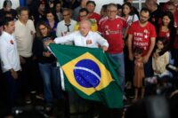 Luiz Inácio Lula da Silva hält nach seiner Stimmabgabe bei der Stichwahl am 25. Oktober 2026 in einem Wahllokal in São Bernardo do Campo im Bundesstaat São Paulo eine brasilianische Nationalflagge. (Foto: Miguel Schincariol / AFP)