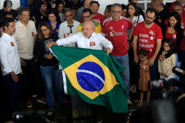 Luiz Inácio Lula da Silva hält nach seiner Stimmabgabe bei der Stichwahl am 25. Oktober 2026 in einem Wahllokal in São Bernardo do Campo im Bundesstaat São Paulo eine brasilianische Nationalflagge. (Foto: Miguel Schincariol / AFP)