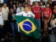 Luiz Inácio Lula da Silva hält nach seiner Stimmabgabe bei der Stichwahl am 25. Oktober 2026 in einem Wahllokal in São Bernardo do Campo im Bundesstaat São Paulo eine brasilianische Nationalflagge. (Foto: Miguel Schincariol / AFP)
