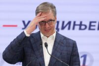 Der ehemalige serbische Präsident Aleksandar Vučić, Kandidat der Serbischen Fortschrittspartei (SNS) für das Amt des Ministerpräsidenten, hielt am 25. Oktober 2026 in Belgrad eine Rede und räumte seine Niederlage bei den serbischen Parlamentswahlen ein. (Foto: Pedja Milosavljevic / AFP)