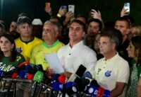Flavio Bolsonaro nach Bekanntgabe der ersten Ergebnisse der Präsidentschaftsstichwahl am 25. Oktober 2026 in Brasília. (Foto: Pablo Porciuncula / AFP)