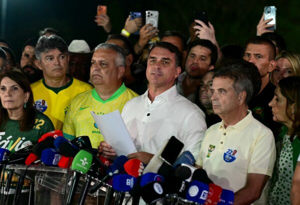 Flavio Bolsonaro nach Bekanntgabe der ersten Ergebnisse der Präsidentschaftsstichwahl am 25. Oktober 2026 in Brasília. (Foto: Pablo Porciuncula / AFP)