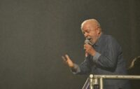 Brasiliens Präsident und Präsidentschaftskandidat Luiz Inácio Lula da Silva hält am 25. Oktober 2026 nach seinem Sieg in der Stichwahl in São Paulo eine Rede vor seinen Anhängern. Lula da Silva gelang am 25. Oktober 2026 ein dramatisches Comeback, als er den Wahlsieg gegen den rechtsgerichteten Senator Flavio Bolsonaro errang, der ihn im ersten Wahlgang deutlich geschlagen hatte. (Foto: Juan BARRETO / AFP)