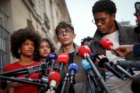 Vertreter der Schülerorganisationen Les Lycées, Vizepräsident Louis Letoublon (Mitte) und Präsident von Renouveau Lycée, Nathanael Combary (rechts), sprechen am 26. Oktober 2026 nach einem Treffen mit dem französischen Premierminister im Hôtel Matignon in Paris mit der Presse. (Foto: Anne-Christine POUJOULAT / AFP)