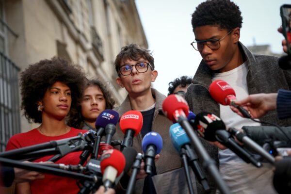 Vertreter der Schülerorganisationen Les Lycées, Vizepräsident Louis Letoublon (Mitte) und Präsident von Renouveau Lycée, Nathanael Combary (rechts), sprechen am 26. Oktober 2026 nach einem Treffen mit dem französischen Premierminister im Hôtel Matignon in Paris mit der Presse. (Foto: Anne-Christine POUJOULAT / AFP)