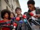 Vertreter der Schülerorganisationen Les Lycées, Vizepräsident Louis Letoublon (Mitte) und Präsident von Renouveau Lycée, Nathanael Combary (rechts), sprechen am 26. Oktober 2026 nach einem Treffen mit dem französischen Premierminister im Hôtel Matignon in Paris mit der Presse. (Foto: Anne-Christine POUJOULAT / AFP)