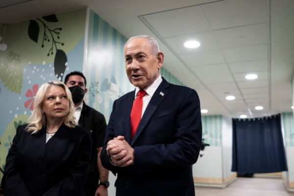 Israels Premierminister Benjamin Netanjahu (rechts) spricht mit den Medien, während er am 27. Oktober 2026, dem Tag der israelischen Parlamentswahl, nach der Stimmabgabe in einem Wahllokal in Jerusalem neben seiner Frau Sara steht.(Foto: Jewel SAMAD / POOL / AFP)