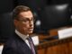 Der finnische Präsident Alexander Stubb hält am 27. Oktober 2026 in Helsinki, Finnland, während des Treffens des Nordischen Rates eine Rede zur Eröffnung der Plenarsitzung des finnischen Parlaments. (Foto: Roni Rekomaa / Lehtikuva / AFP)