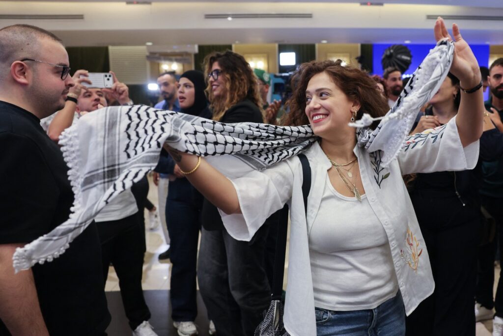 Anhänger der arabisch geführten Vereinten Liste jubeln am 27. Oktober 2026 im Wahlkampfbüro der Allianz in Nazareth, als die ersten Prognosen zur israelischen Parlamentswahl im Fernsehen verkündet werden. (Foto: AHMAD GHARABLI / AFP)