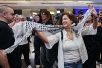 Anhänger der arabisch geführten Vereinten Liste jubeln am 27. Oktober 2026 im Wahlkampfbüro der Allianz in Nazareth, als die ersten Prognosen zur israelischen Parlamentswahl im Fernsehen verkündet werden. (Foto: AHMAD GHARABLI / AFP)