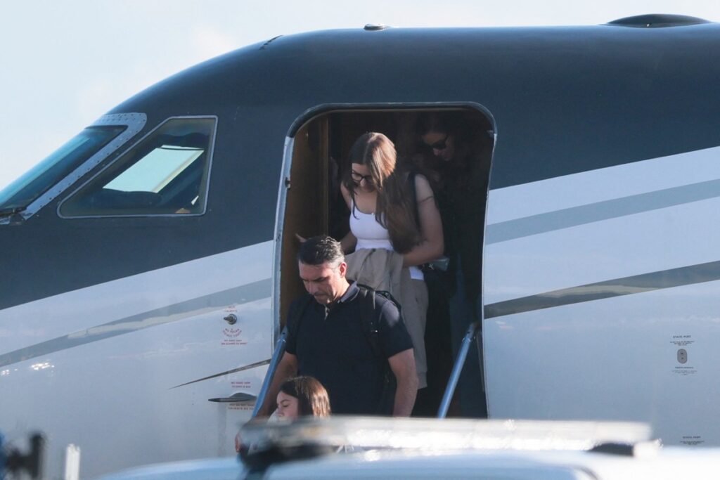 Flavio Bolsonaro (Mitte) trifft am 28. Oktober 2026 mit seiner Familie auf dem Miami-Opa Locka Executive Airport in Miami, Florida, ein. (Foto: Joe Raedle/Getty Images/AFP)