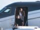 Flavio Bolsonaro (Mitte) trifft am 28. Oktober 2026 mit seiner Familie auf dem Miami-Opa Locka Executive Airport in Miami, Florida, ein. (Foto: Joe Raedle/Getty Images/AFP)