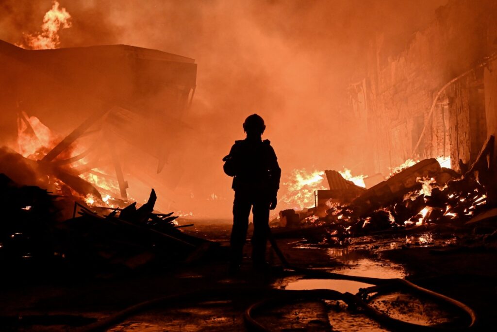 Ein ukrainischer Feuerwehrmann löscht am 28. Oktober 2026 in Charkiw, dem Ort eines russischen Drohnenangriffs, inmitten der russischen Invasion in der Ukraine einen Brand. (Foto: SERGEY BOBOK / AFP)