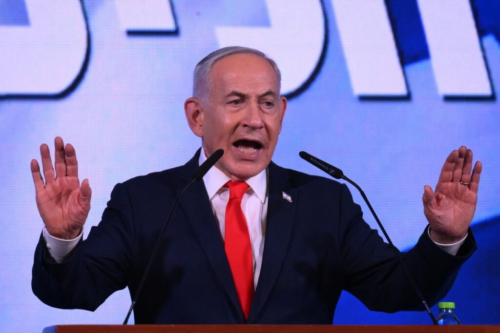 Israels Premierminister Benjamin Netanjahu spricht am frühen Morgen des 28. Oktober 2026 in Jerusalem zu seinen Anhängern. (Foto: Jewel SAMAD / AFP)