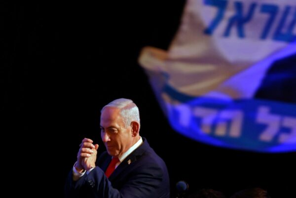 Israels Premierminister Benjamin Netanjahu bei einer Wahlkampfveranstaltung in Jerusalem am frühen Morgen des 28. Oktober 2026. (Foto: Jalaa MAREY / AFP)