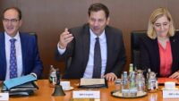 Lars Klingbeil leitet am 28. Oktober 2026 im Bundeskanzleramt in Berlin die wöchentliche Kabinettssitzung Platz. (Foto: John MACDOUGALL / AFP)