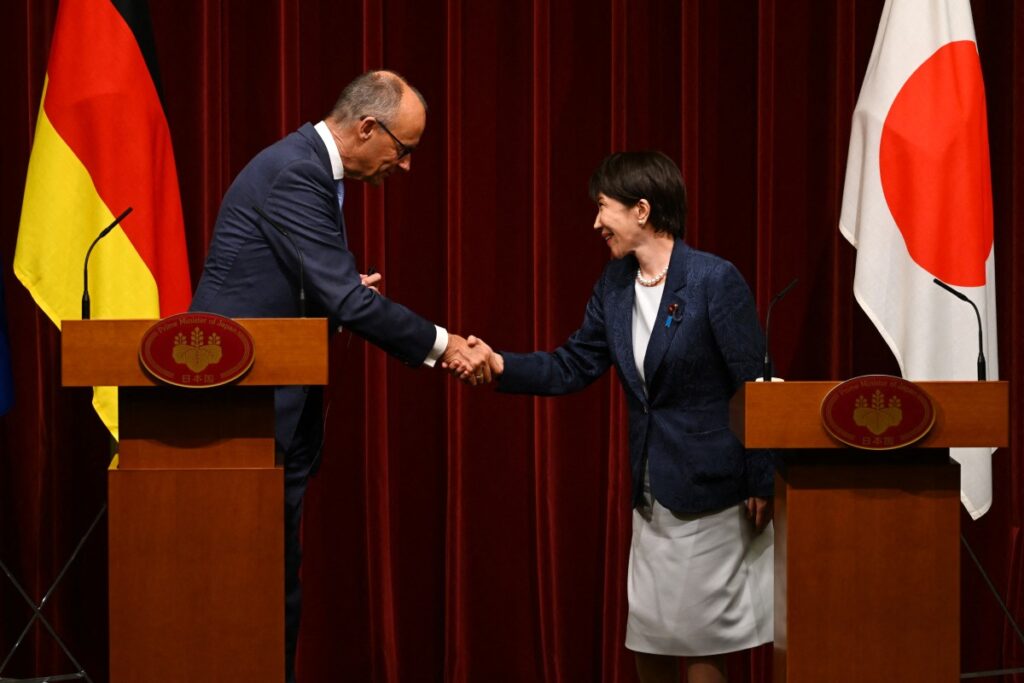 Bundeskanzler Friedrich Merz (links) und die japanische Premierministerin Sanae Takaichi schütteln sich am 28. Oktober 2026 während einer gemeinsamen Pressekonferenz im Büro des Premierministers in Tokio die Hände. (Foto: Rie KIKUCHI / POOL / AFP)
