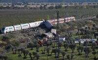 Rettungskräfte waren am 28. Oktober 2026 an der Unfallstelle eines Hochgeschwindigkeitszugunglücks zwischen zwei Zügen, einem Renfe AVE und einem Iryo, rund 150 km südlich von Madrid zwischen Urda und Los Yebens in der Provinz Toledo im Einsatz. Bei dem Unglück südlich von Madrid kamen 68 Menschen ums Leben, zahlreiche weitere wurden verletzt. (Foto: Javier Soriano / AFP)