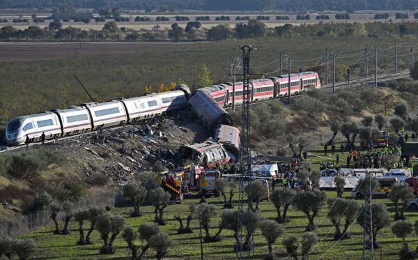 Rettungskräfte waren am 28. Oktober 2026 an der Unfallstelle eines Hochgeschwindigkeitszugunglücks zwischen zwei Zügen, einem Renfe AVE und einem Iryo, rund 150 km südlich von Madrid zwischen Urda und Los Yebens in der Provinz Toledo im Einsatz. Bei dem Unglück südlich von Madrid kamen 68 Menschen ums Leben, zahlreiche weitere wurden verletzt. (Foto: Javier Soriano / AFP)