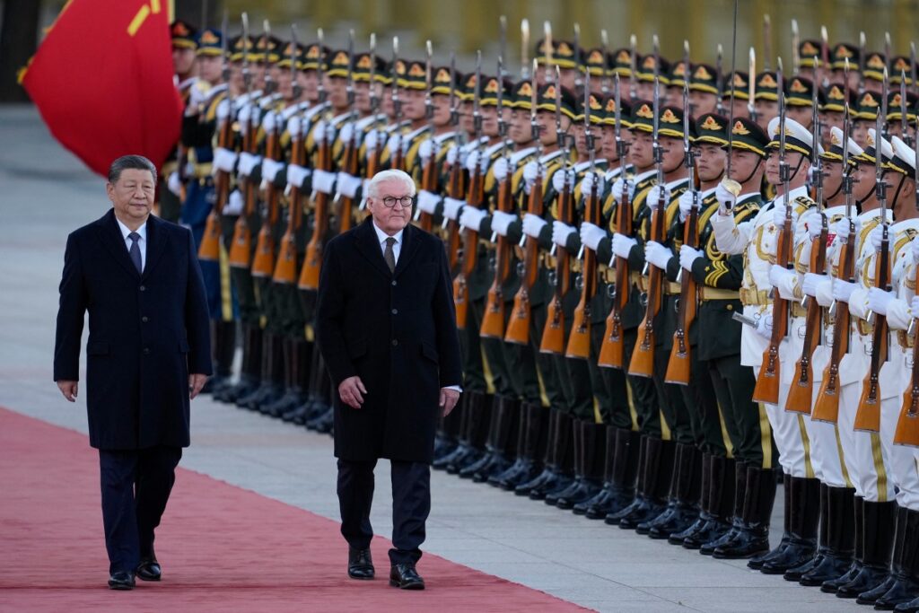 Bundespräsident Frank-Walter Steinmeier (rechts) und der chinesische Präsident Xi Jinping (links) schreiten am 30. Oktober 2026 während einer Begrüßungszeremonie vor der Großen Halle des Volkes in Peking an der Ehrenformation vorbei. (Foto: Kai Naito / POOL / AFP)