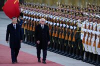 Bundespräsident Frank-Walter Steinmeier (rechts) und der chinesische Präsident Xi Jinping (links) schreiten am 30. Oktober 2026 während einer Begrüßungszeremonie vor der Großen Halle des Volkes in Peking an der Ehrenformation vorbei. (Foto: Kai Naito / POOL / AFP)
