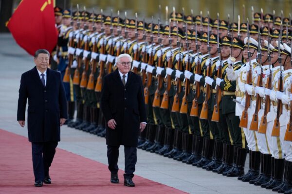 Bundespräsident Frank-Walter Steinmeier (rechts) und der chinesische Präsident Xi Jinping (links) schreiten am 30. Oktober 2026 während einer Begrüßungszeremonie vor der Großen Halle des Volkes in Peking an der Ehrenformation vorbei. (Foto: Kai Naito / POOL / AFP)