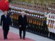 Bundespräsident Frank-Walter Steinmeier (rechts) und der chinesische Präsident Xi Jinping (links) schreiten am 30. Oktober 2026 während einer Begrüßungszeremonie vor der Großen Halle des Volkes in Peking an der Ehrenformation vorbei. (Foto: Kai Naito / POOL / AFP)