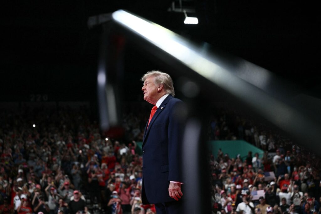 US-Präsident Donald Trump trifft am 30. Oktober 2026 im Ocean Center in Daytona Beach, Florida, zu einer Wahlkampfveranstaltung im Vorfeld der Zwischenwahlen ein. (Foto: Brendan SMIALOWSKI / AFP)