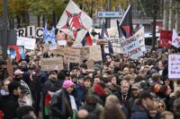 Protestierende nehmen am 31. Oktober 2026 an einer Demonstration der Initiative „GenZ regelt!“ in Köln teil. (Foto: INA FASSBENDER / AFP)