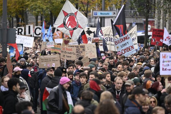 Protestierende nehmen am 31. Oktober 2026 an einer Demonstration der Initiative „GenZ regelt!“ in Köln teil. (Foto: INA FASSBENDER / AFP)
