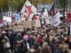 Protestierende nehmen am 31. Oktober 2026 an einer Demonstration der Initiative „GenZ regelt!“ in Köln teil. (Foto: INA FASSBENDER / AFP)